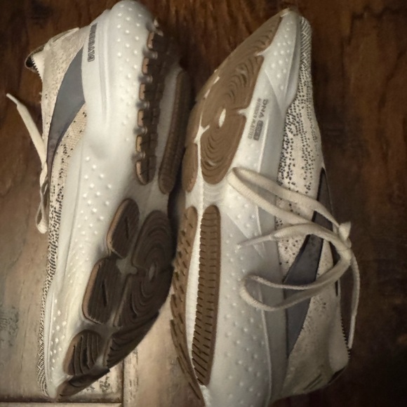 Brooks Women’s White and Black running Shoes Glycerin Neutral Size 8 - Picture 6 of 6